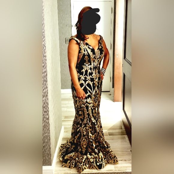 Black & Gold off the Shoulder Embellished/Mermaid Formal Gown - Picture 5 of 9